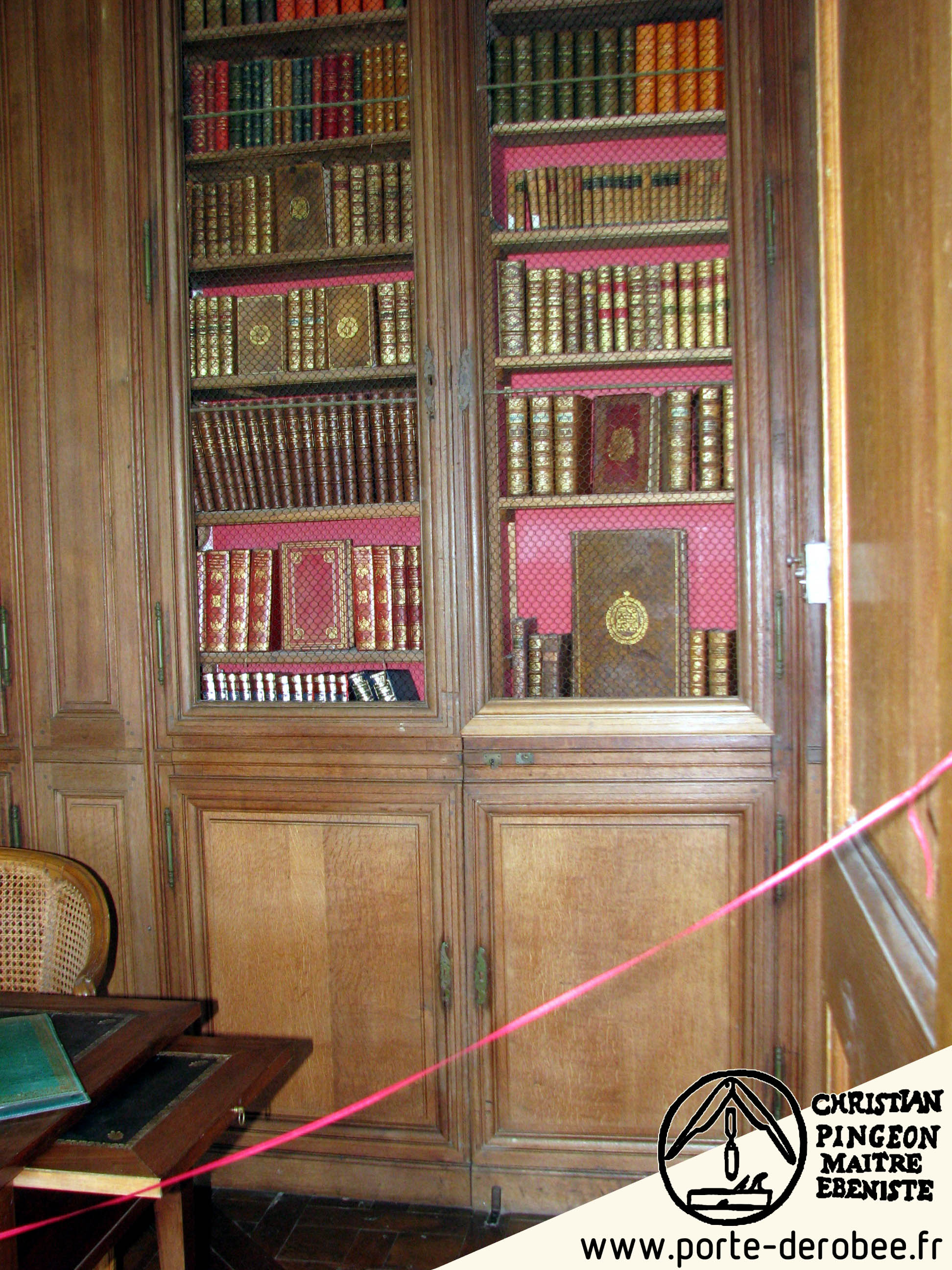 portes dérobées dans une bibliothèque d'un château de Seine et Marne