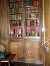 portes dérobées dans une bibliothèque d'un château