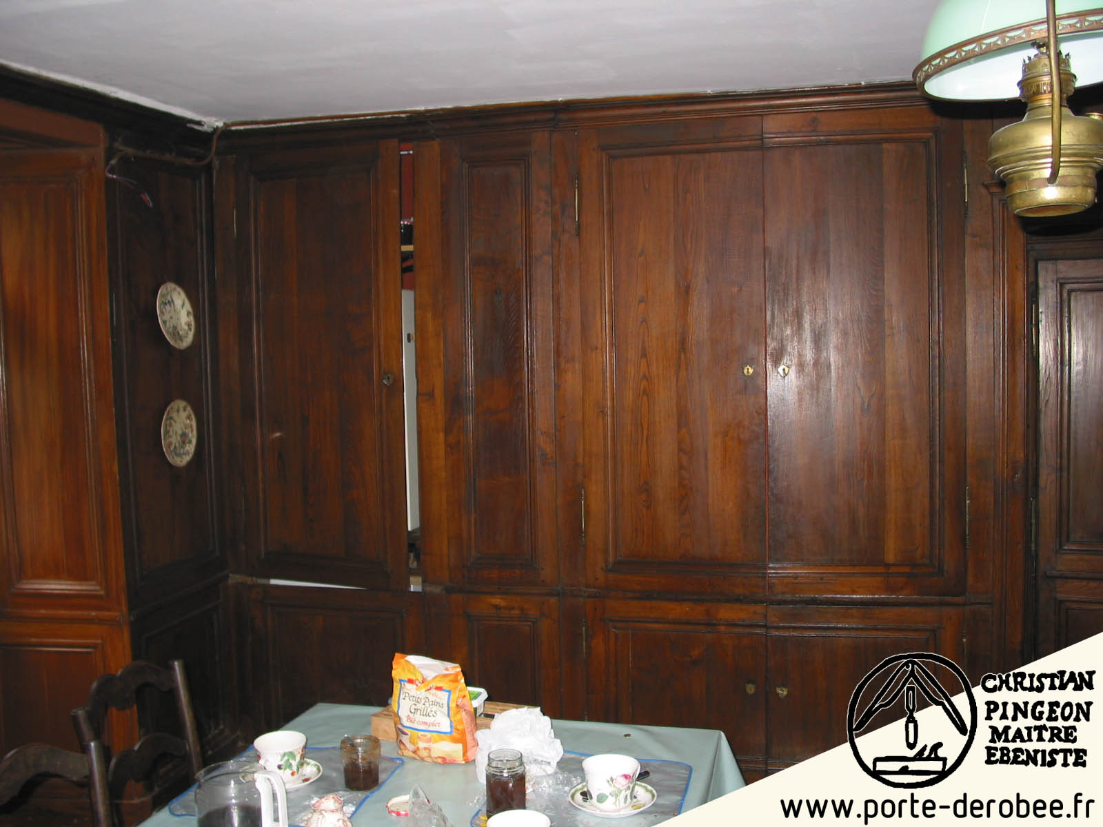Boiseries forme de portes drobe masquant une cuisine