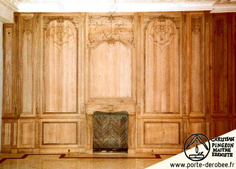grande bibliothque de boiserie comporte 2 petites portes drobes