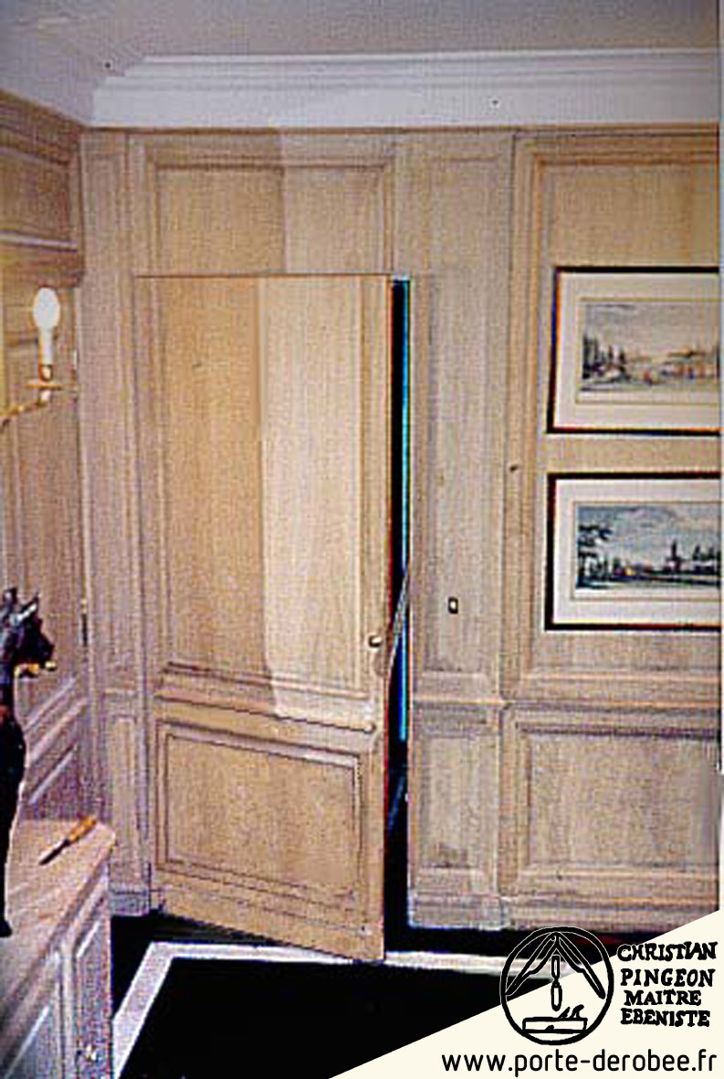 Porte secrte drobe dans un hall habill de boiseries