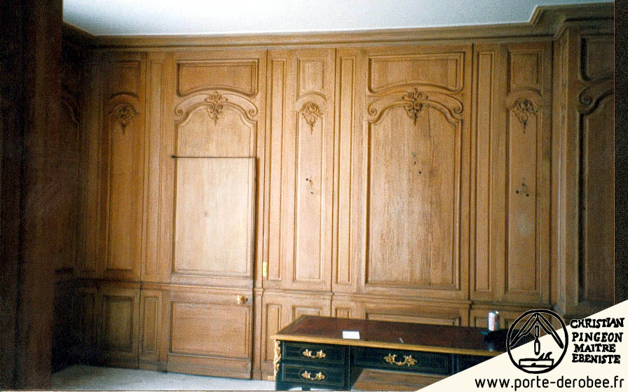 Porte drobe dans une boiserie, cette porte masque l'accs  une pice secrte