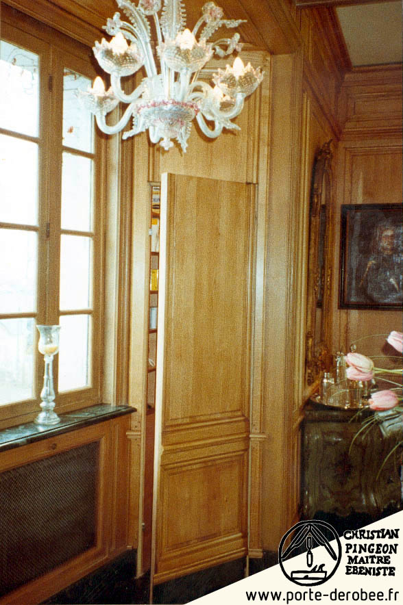 Porte secrte dans une boiserie masquant l'accs  un cabinet