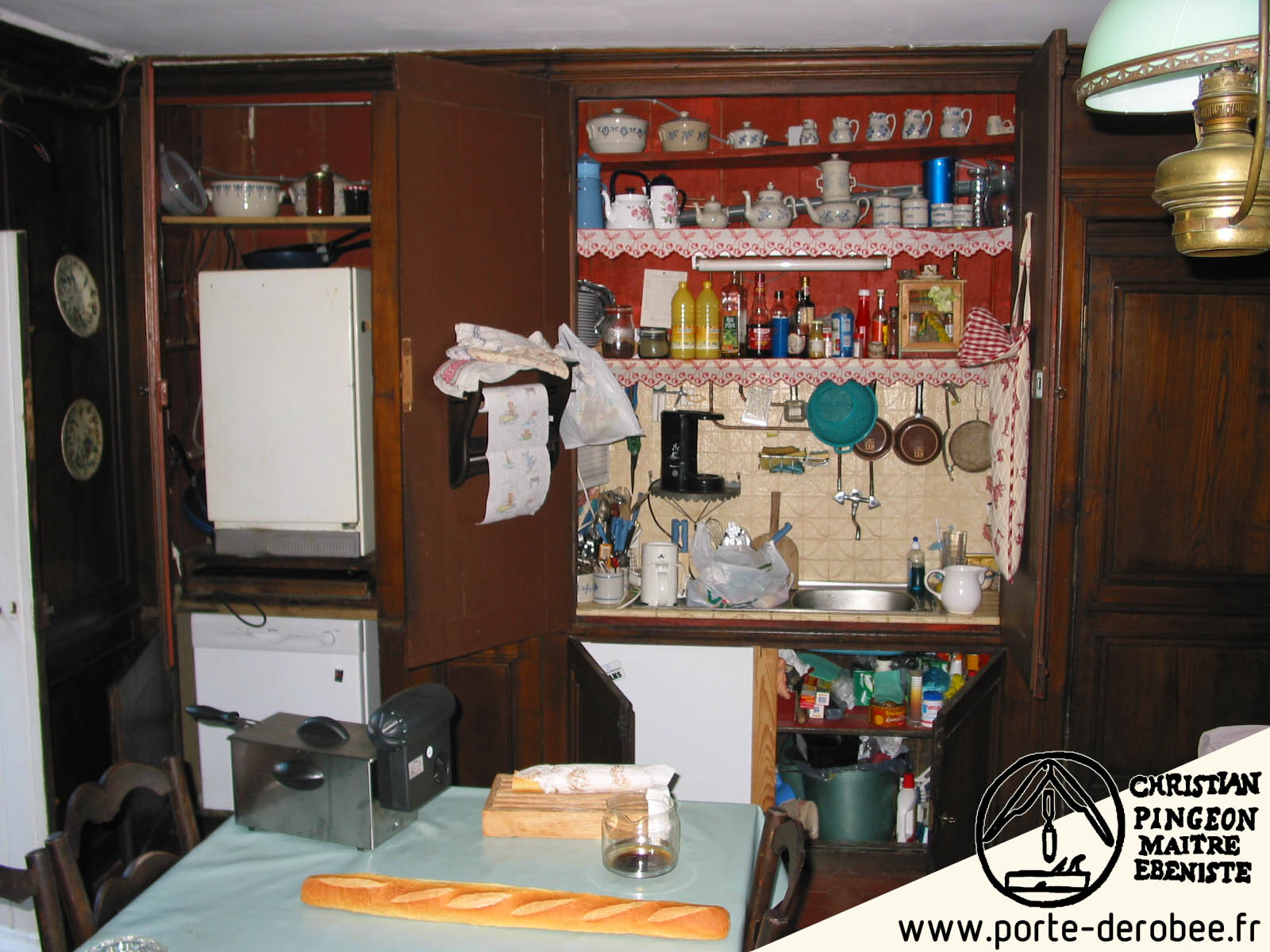 portes drobe dans une maison de campagne masquant une cuisine