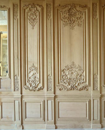 porte drobe dans une boiserie sculpte