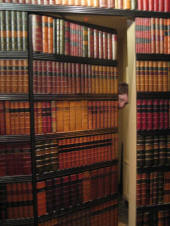 Porte drobe dans une bibliothque forme de jolis dos de livres